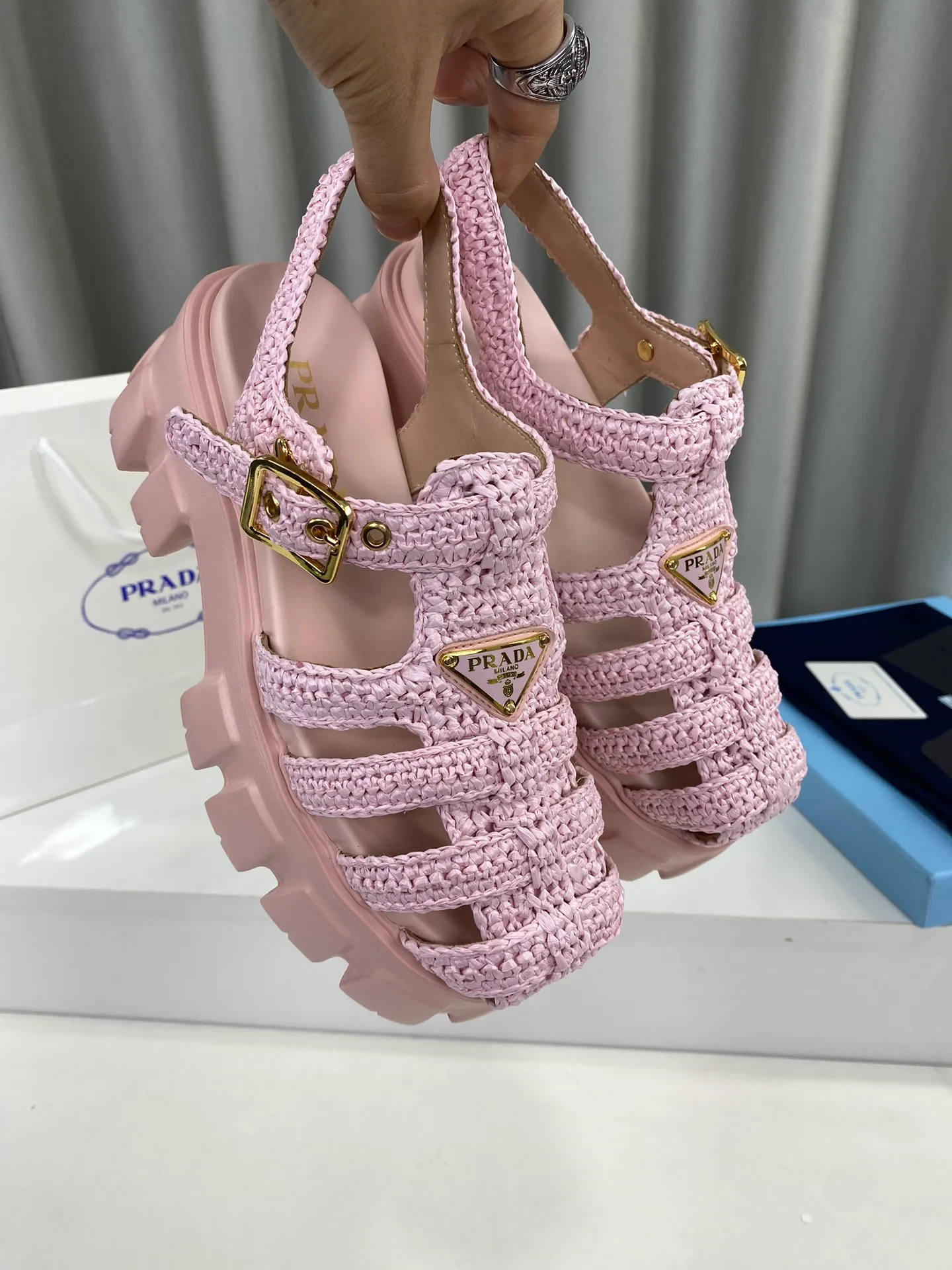 👟👟Ex-factory price 600👟👟 Prada’s latest bamboo cage weaving thick-soled triangle buckle sandals☑️ Latest environmentally friendly PP material, fully handmade crochet, just like knitting sweaters, slow work and meticulous work, retro fashionable thick-soled shoes, with woven uppers, making the whole pair of shoes light and comfortable, bright colors, satisfying a variety of choices for fashionable people with different styles! The iconic metal triangle logo is paired with the shape of ancient beach sandals. Every design element is fashionable! Size: Women's 35-39 (34, 40, custom-made, non-returnable) Full set of counter original packaging